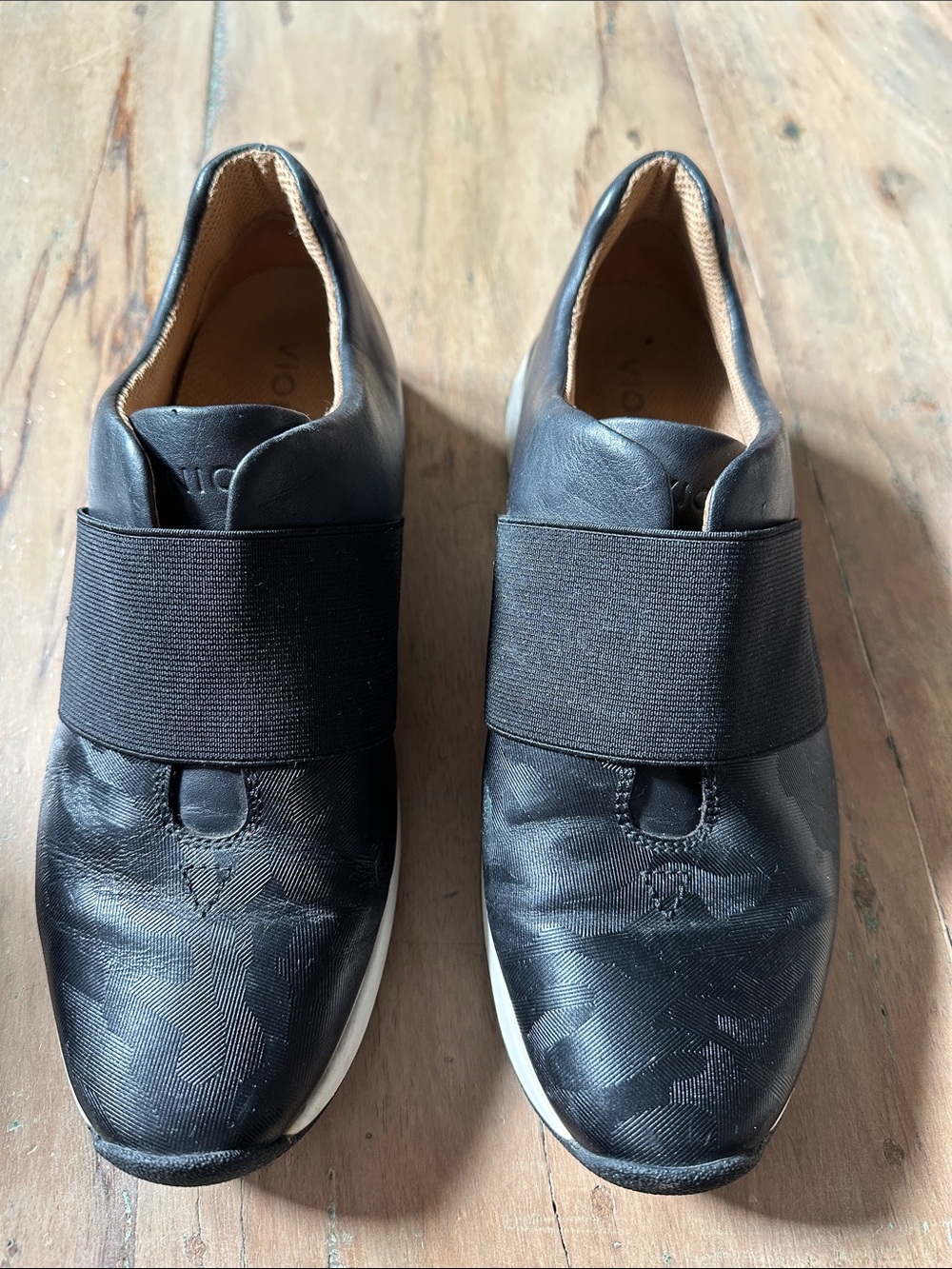 Womenโs vionic shoes